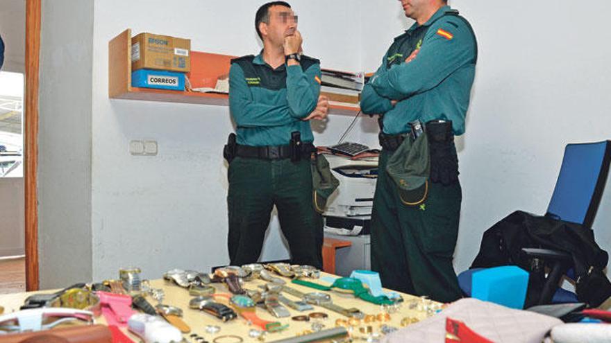 El teniente de la Policía Judicial del Pont d´Inca y el cabo Francisco Molina, ayer, junto a los objetos robados recuperados.