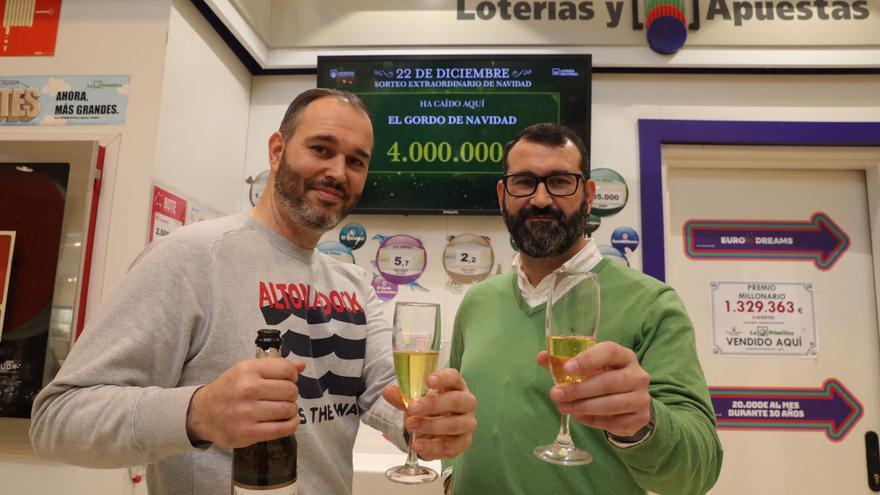 El inesperado regalo de aniversario de los loteros que entregaron el Gordo en Gijón