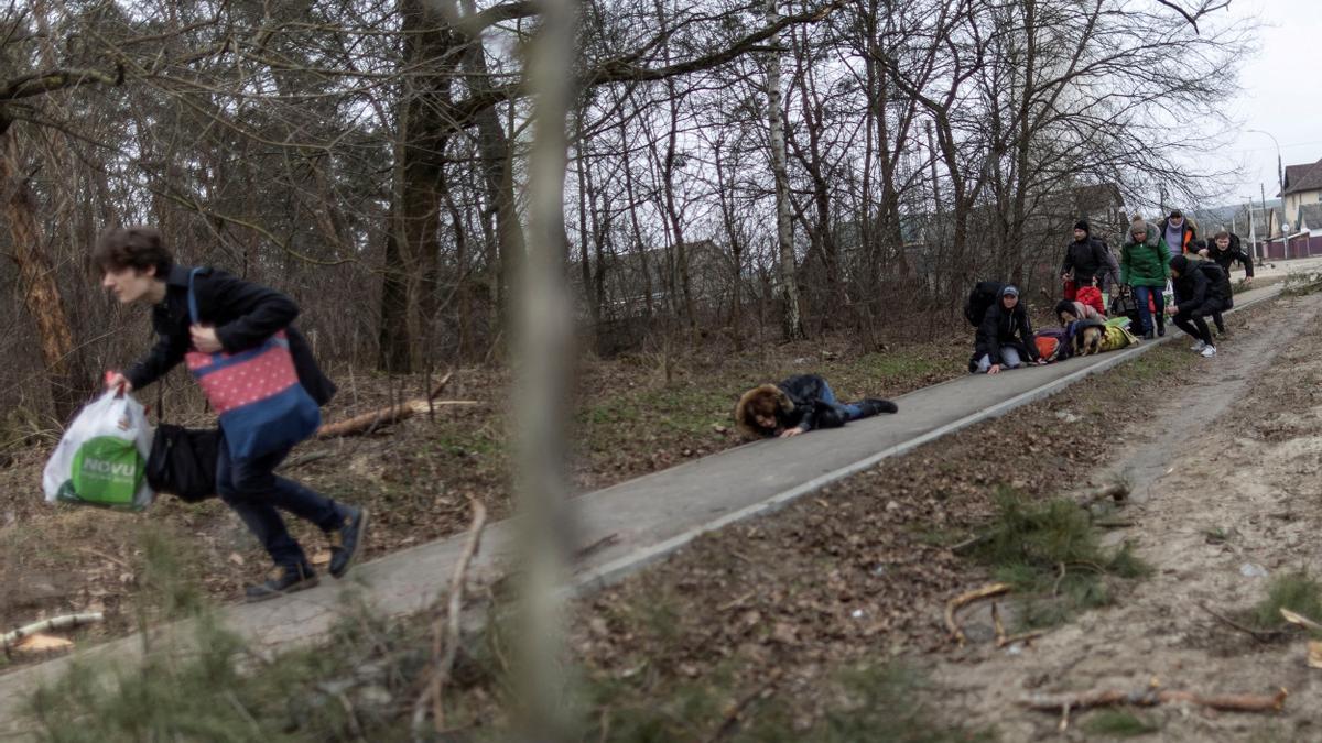 Residentes en Irpin buscan refugio en su ruta de huida de la ciudad ante los bombardeos