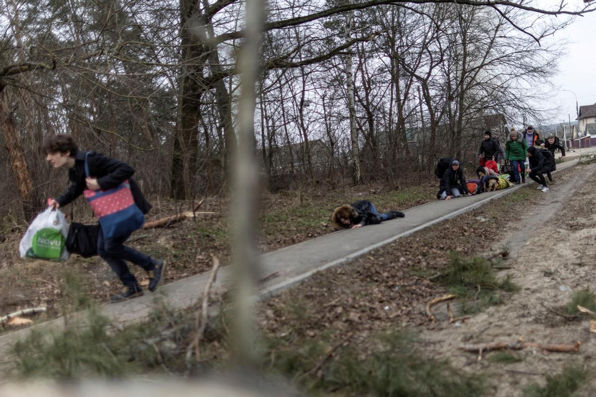 Residentes en Irpin buscan refugio en su ruta de huida de la ciudad ante los bombardeos.