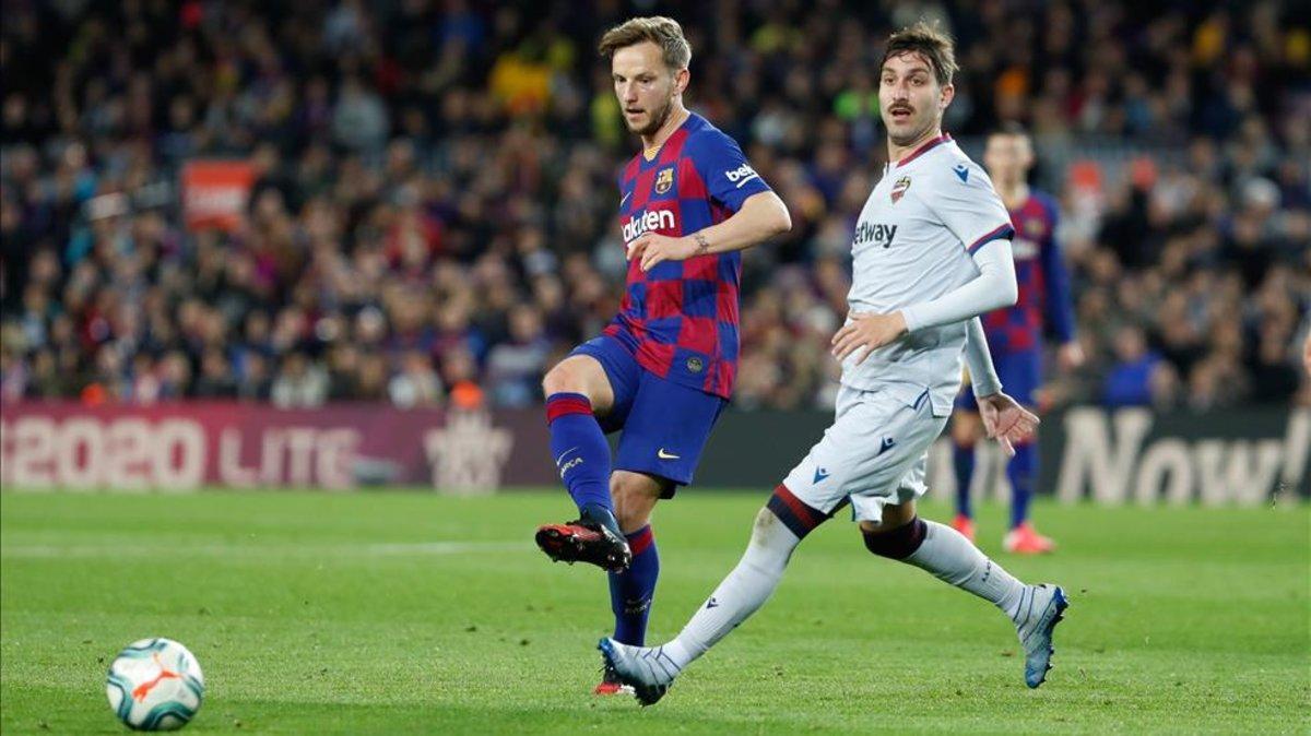 Rakitic durante el partido ante el Levante del Camp Nou