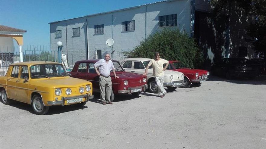 José Luna y Mateo Estepa exhiben sus coches antiguos