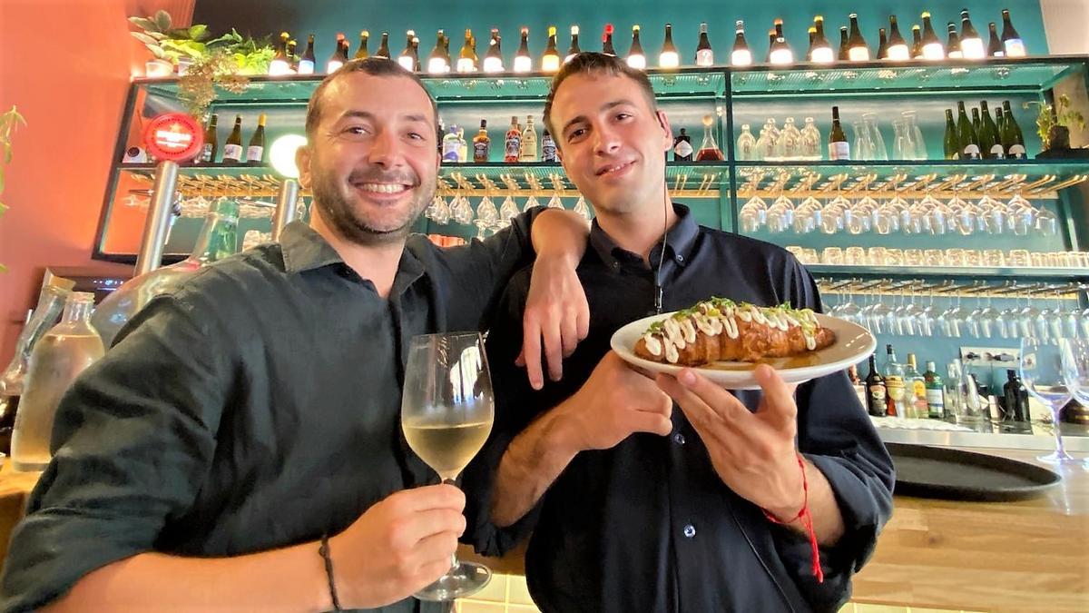 Martín Sabbatini y David Puertas, en la barra del restaurante Bèstia SAgaró.
