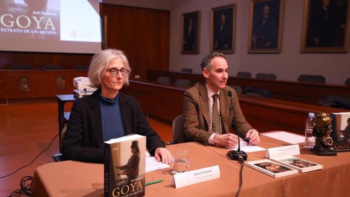 Janis Tomlinson, junto a José Miguel Calvo, en la presentación de ‘Goya. Retrato de un artista’.