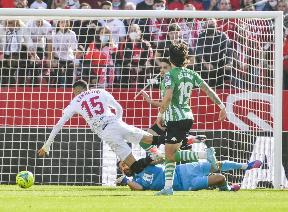 El portero del Betis Bravo (c) hace penalti al delantero del Sevilla En-Nesyri durante el partido de la jornada 16 de Liga que disputan en el estadio Ramón Sánchez Pizjúan de Sevilla. EFE/Raul Caro