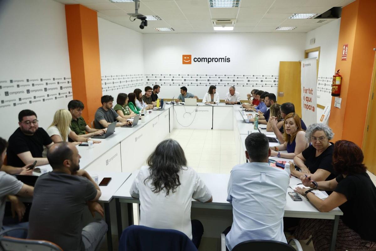 La ejecutiva de Mes, presidida por Amparo Piquer y Joan Baldoví, se reunió ayer en una sala y en otra la dirección de Iniciativa, encabezada por Alberto Ibáñez