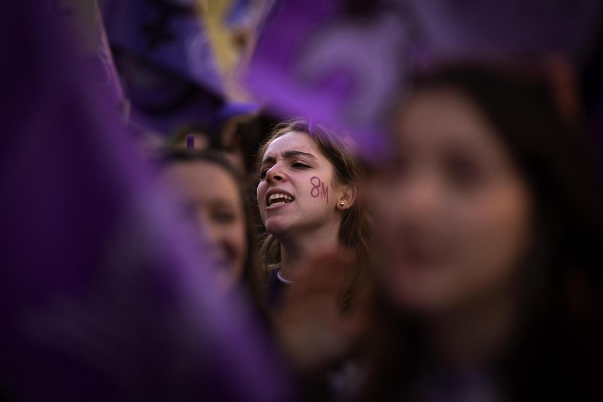 Estudiantes se manifiestan en Barcelona por el 8M