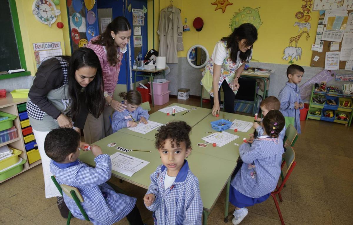 1-Escolinos del colexu Maximiliano Arboleya de Los Barreros (Llaviana) nos años ochenta del sieglu pasáu. 2-Alumnáu del centru preparando la celebración del cincuenta aniversariu del colexu. 3-Tres maestres y dellos escolinos, hai unos diis, nuna clas del Maximiliano Arboleya. 4-Otra semeya d’escolinos y profesores na década de los años ochenta.