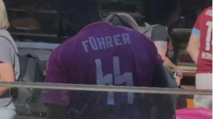 Ein Straßenhändler mit "Führer"-Aufschrift.