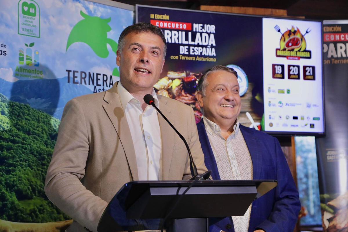 José Luis Fontaniella durante su intevención. Al lado, Nacho Sandoval.