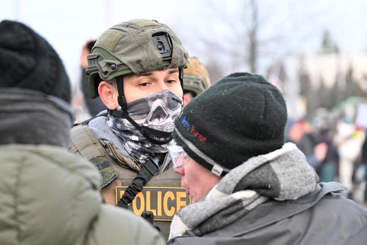 Law enforcement confront protesters outside the Bishop Henry Whipple Federal Building, Thursday, Jan. 8, 2026, in Minneapolis, Minn. (AP Photo/Tom Baker) Associate Press/ LaPresse Only Italy and Spain. EDITORIAL USE ONLY ITALY AND SPAIN