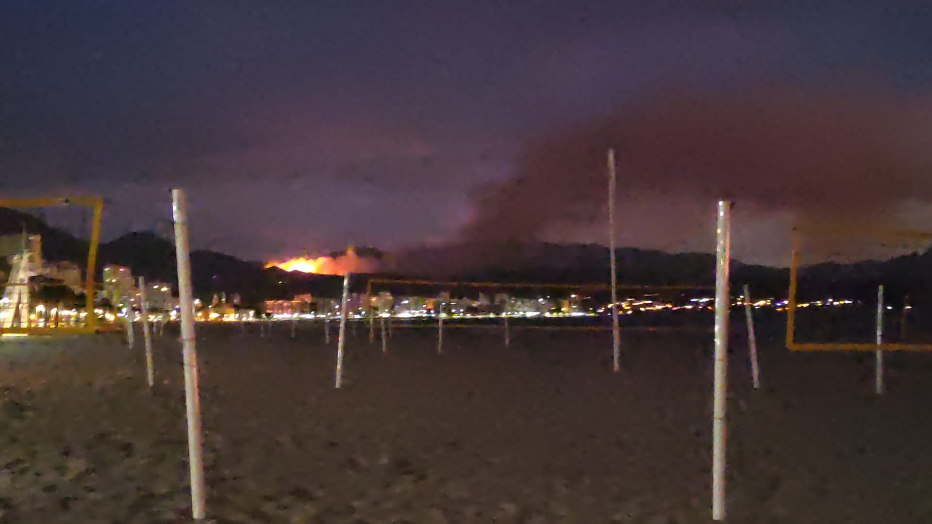 Fuerte incendio forestal en Aigües en una zona llena de chalés y cercana al casco urbano