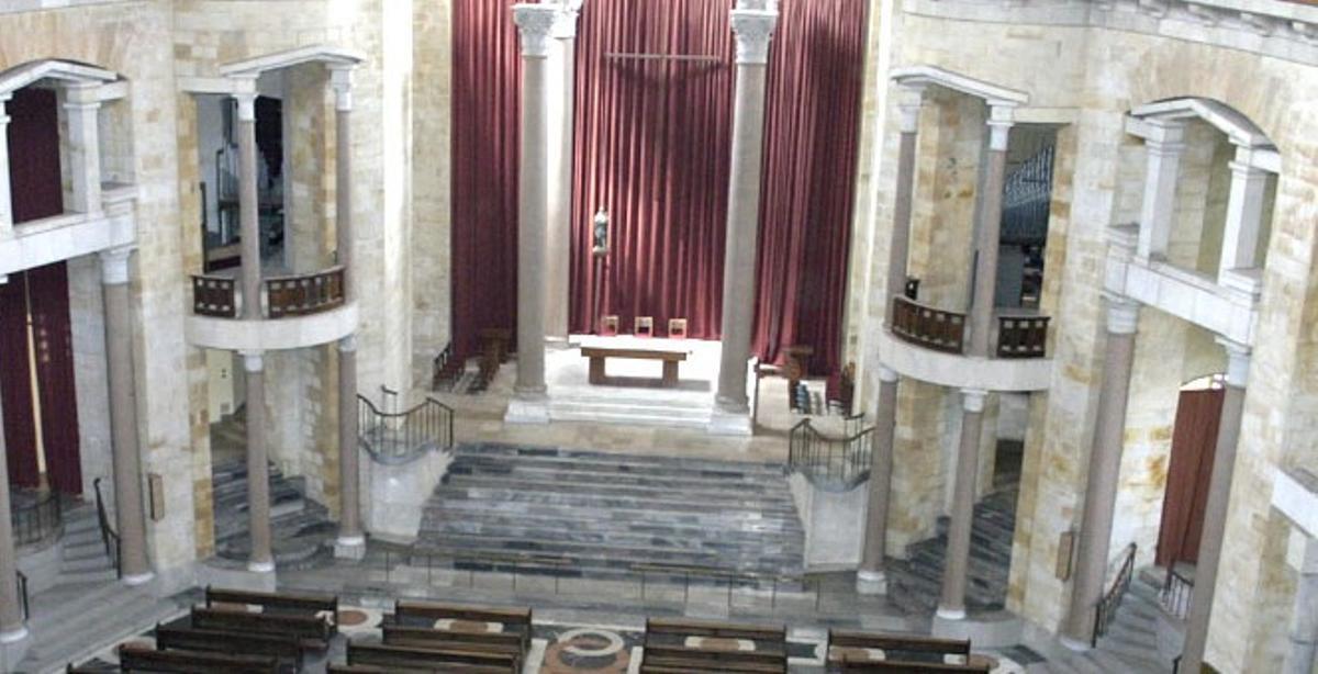 El altar mayor de la iglesia de la Laboral.