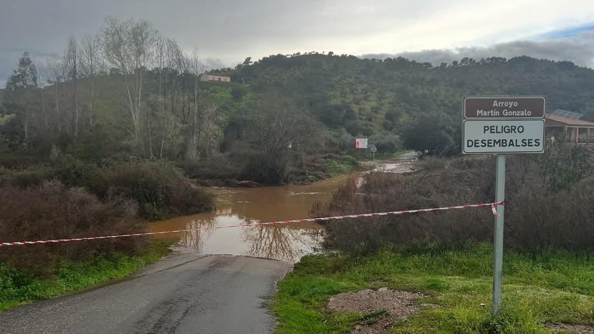 Uno de los caminos afectados por el corte al tránsito en Montoro el pasado mes de marzo tras las fuertes lluvias.