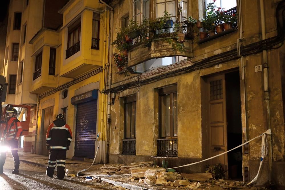 Herida una mujer al caer de un balcón en Gijón