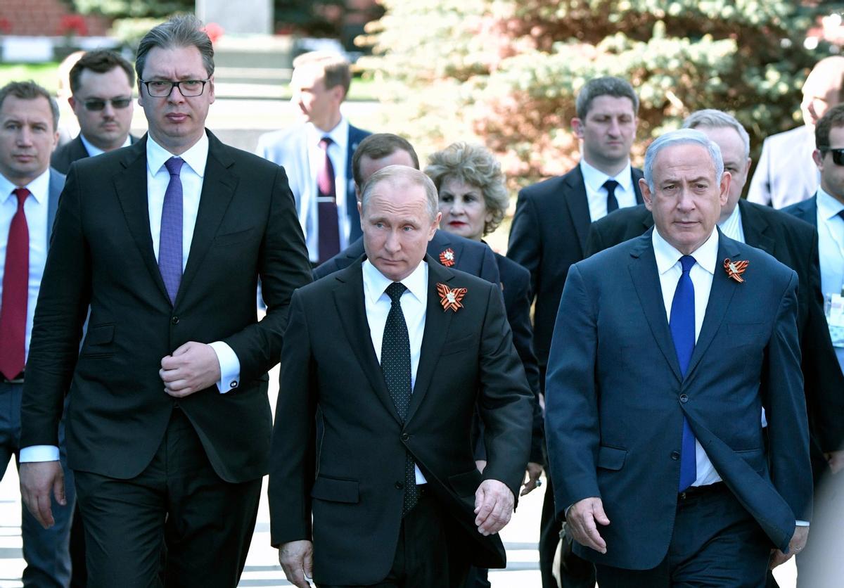 Aleksandar Vucic, Vladímir Putin y Binyamin Netanyahu, en Moscú en 2018.