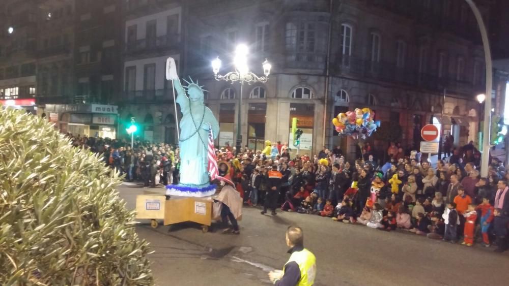 Miles de personas abarrotan las calles del centro de la ciudad para presenciar el desfile de comparsas