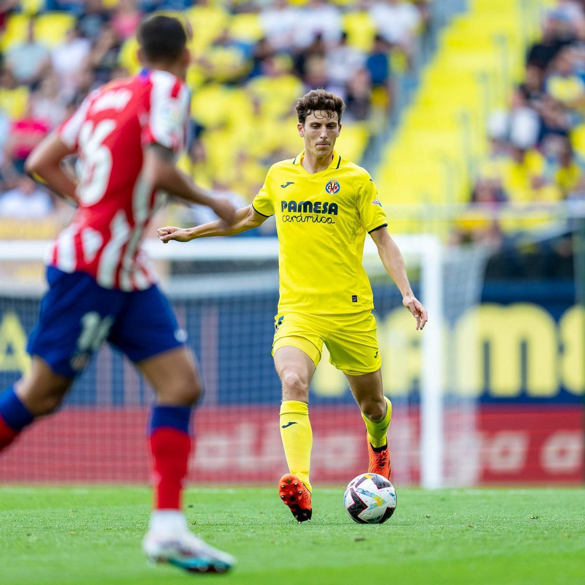 Pau Torres durante el Villarreal - Atletico en la Cerámica