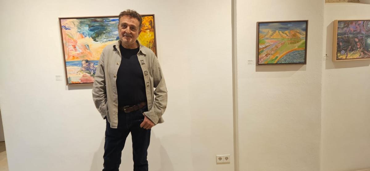 Manolo García posa en la Galería Dionís Bennàssar