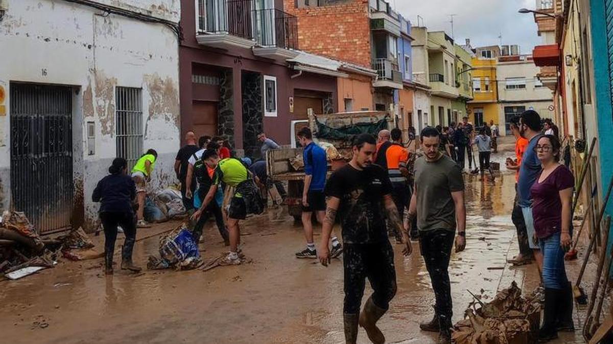 Voluntarios limpiando las zonas afectadas por la dana.