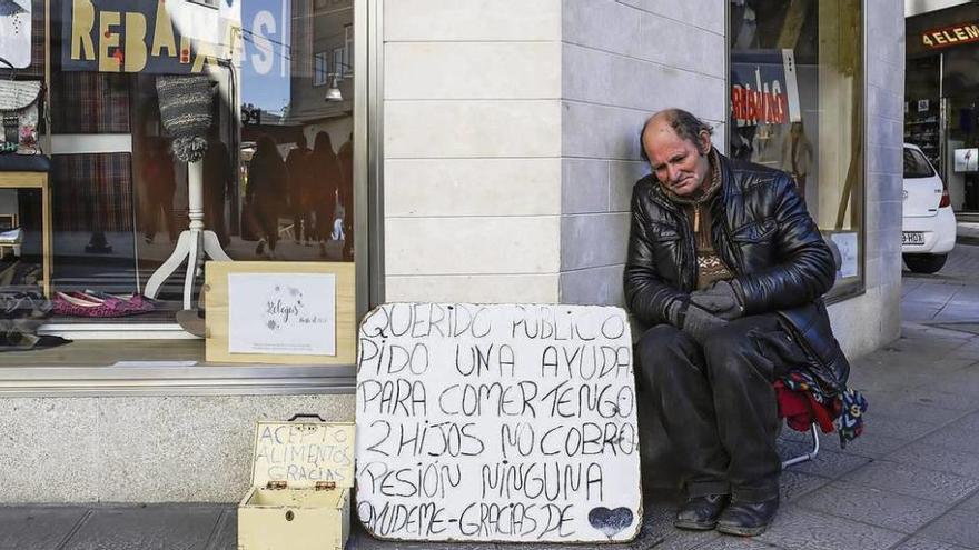 Manuel, portugués de 61 años, lleva dos en Ourense. Tras buscar ayudas de día por las calles de la ciudad, duerme en una chabola. // B. Lorenzo