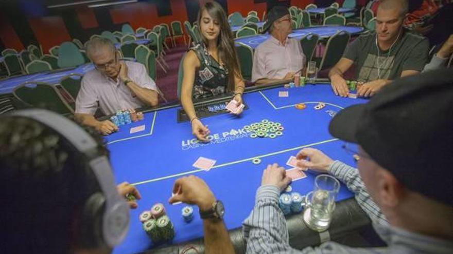 Imagen de archivo de una mesa de póquer con cinco jugadores.