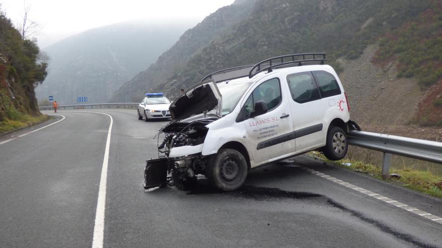 Tres heridos en un accidente de tráfico en el corredor del Narcea