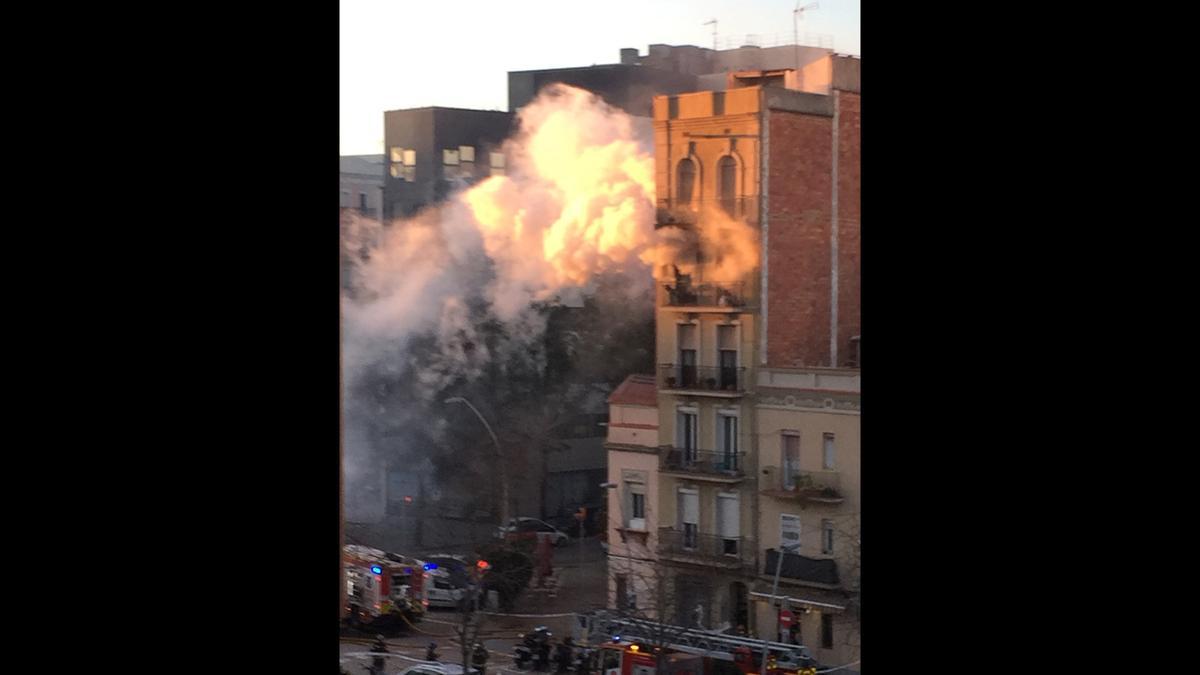 El incendio que ha quemado un piso en el barrio de Provençals de Poblenou, en Barcelona.