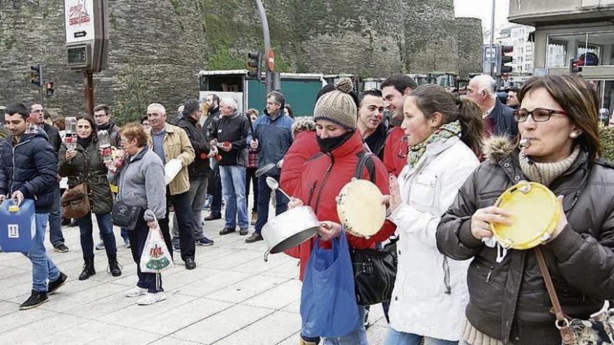 Decenas de ganaderos llevan su protesta al interior de la sede de la Xunta en Lugo