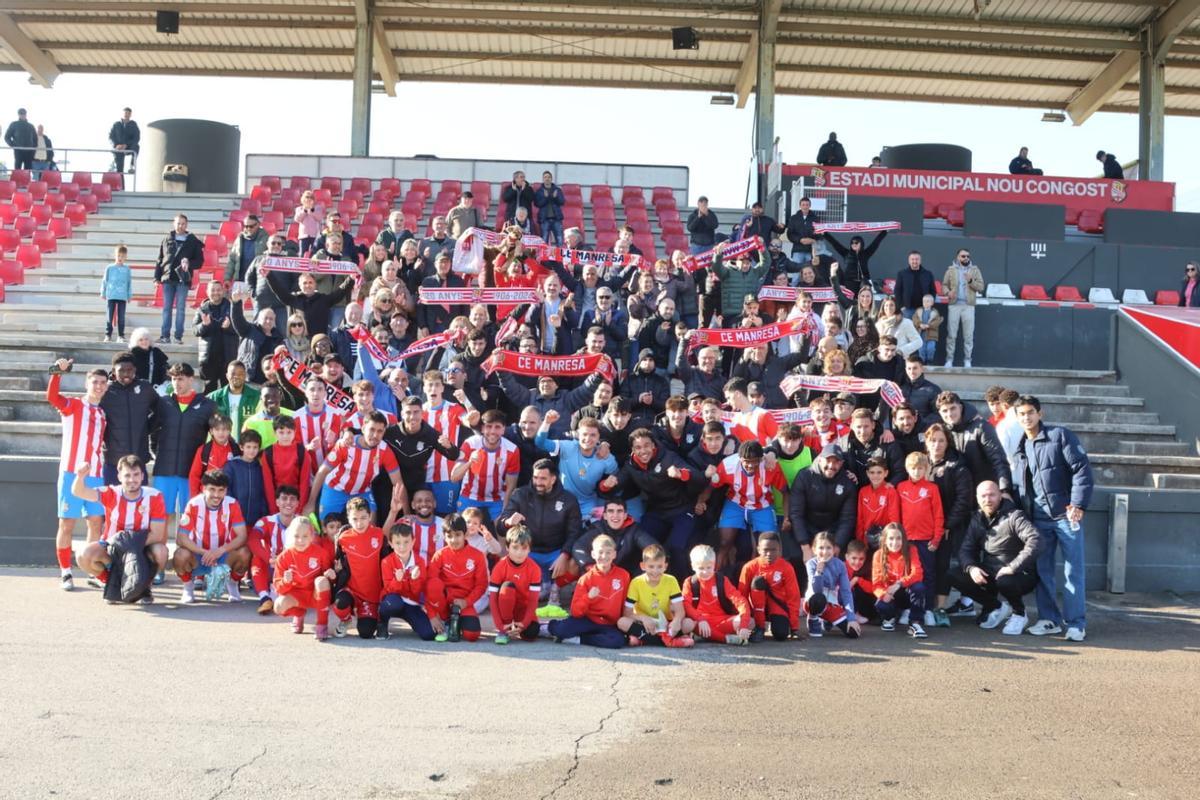 Al final del duel, l'equip i l'afició s'han fet una foto conjunta per acomiadar l'any de partits al Congost