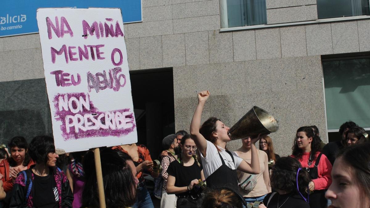 Concentración de estudiantes de la ESAD frente a la delegación de la Xunta tras la denuncia por los supuestos abusos.