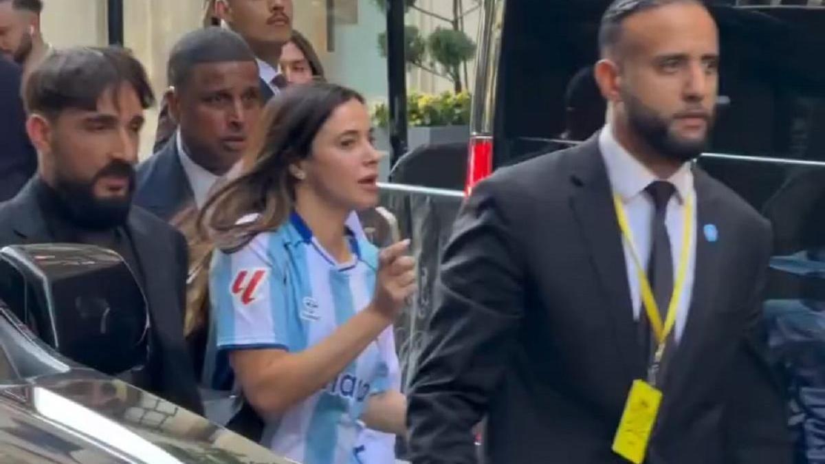 Elena Pina, amiga de Georgina, vistió la camiseta del Málaga CF en Nueva York.