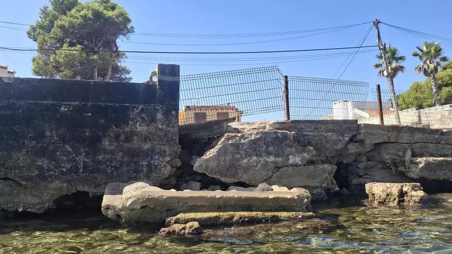 Bañarse en Dénia junto a muros destrozados (vídeo)