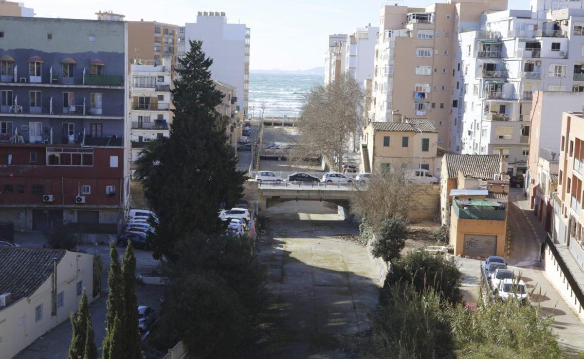 Blick von der alten Eisenbahnbrücke auf Arenal. Im Hintergrund das Meer.  | FOTO: NELE BENDGENS