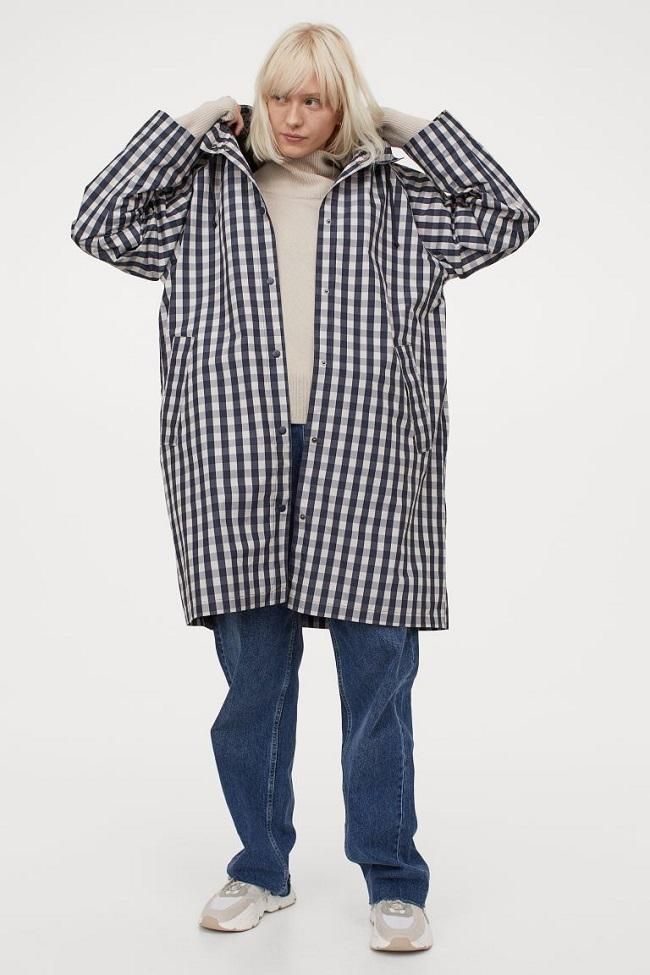 Chubasquero con capucha de estampado de cuadros vichy, de H&M