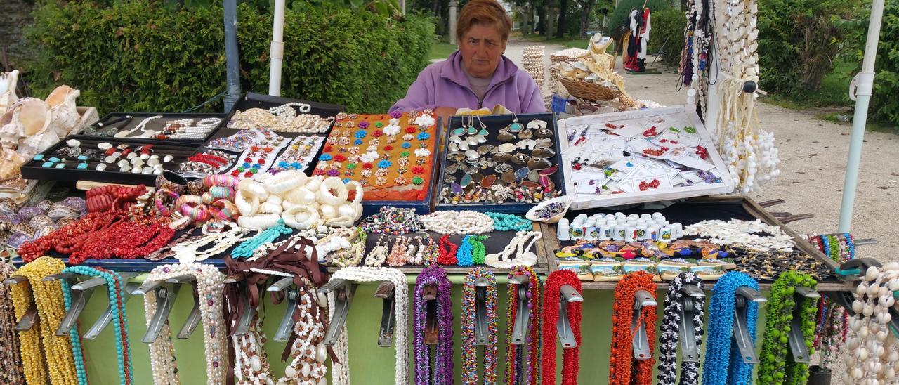 Imagen de archivo de una vendedora de artículos elaborados con conchas, en A Toxa.