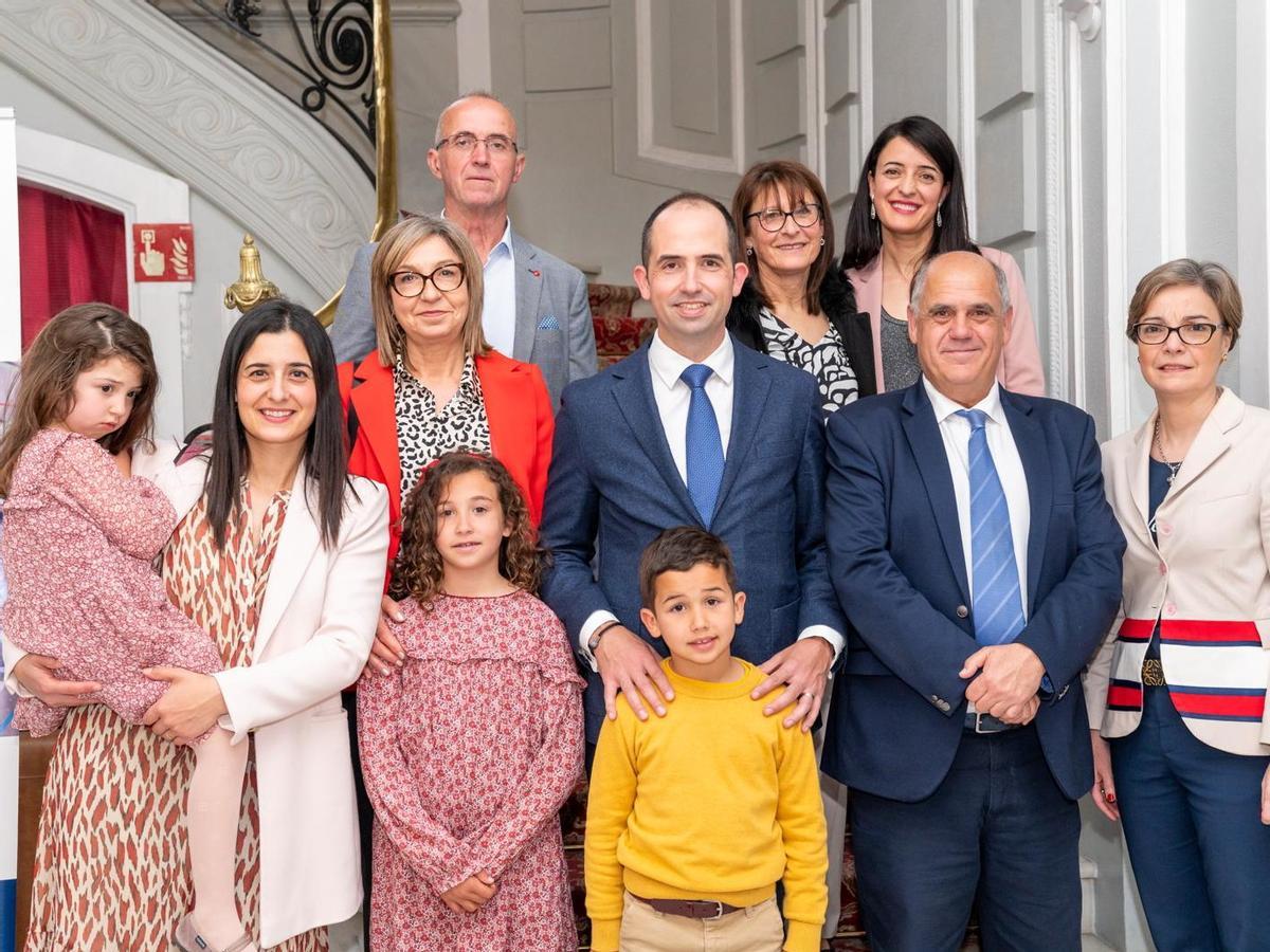 El premiado, junto al alcalde de Benicarló, entre otros, y su familia.