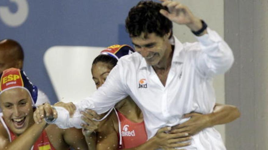 Miki Oca celebra el oro de la selección española.