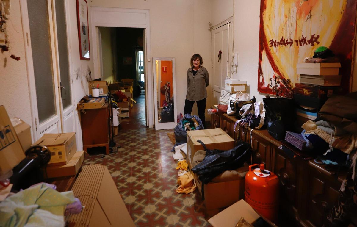 El piso de Susa lleno de cajas y maletas
