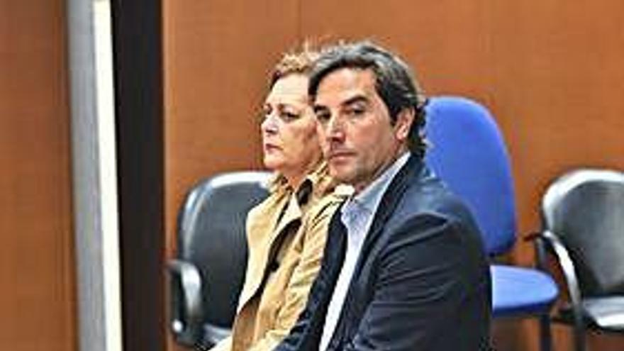 Ernesto Anido y la excoordinadora durante el juicio en la Audiencia.