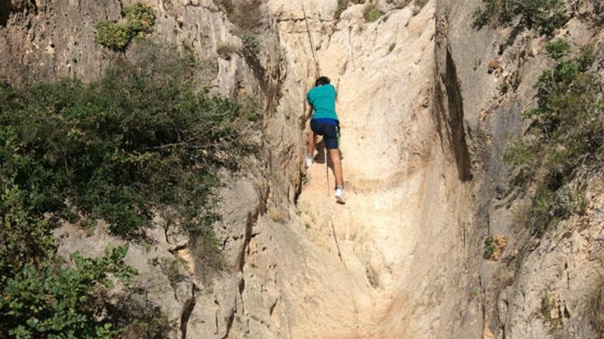 Los bañistas dejan llenas de basura las calas recónditas de Xàbia y Benitatxell