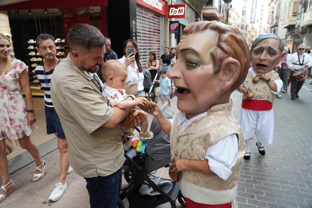 Castelló recibe con honores al Santísimo en la procesión del Corpus Christi