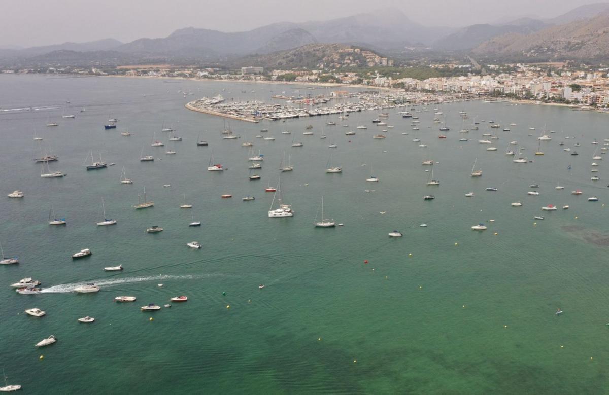 Imagen del Puerto de Pollença con centenares de embarcaciones fondeadas de forma ilegal.