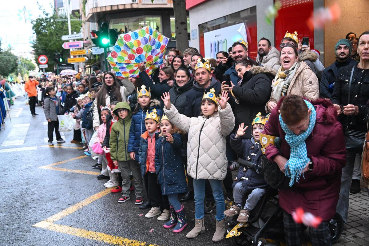 Los Reyes Magos recorren las calles de Elche a pesar de la amenaza de lluvia