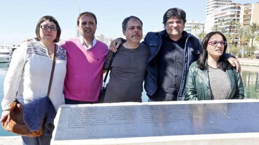 Ediles del Ayuntamiento, junto a la placa en una imagen de archivo