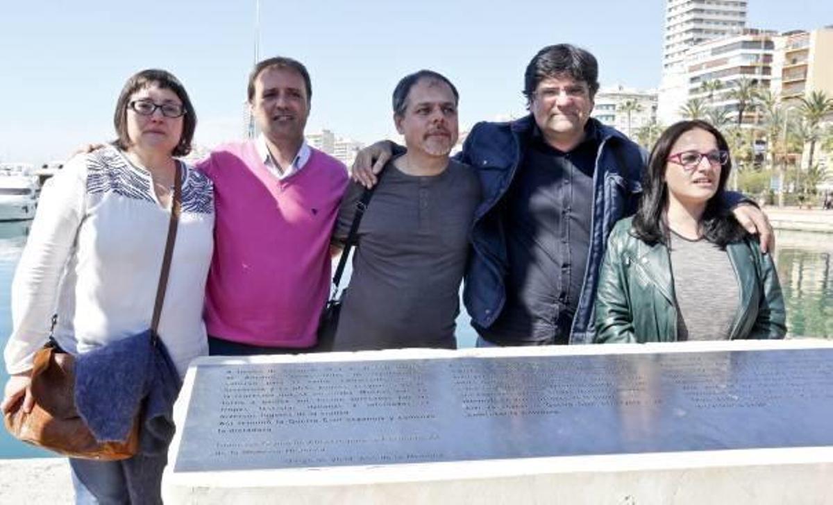 Ediles del Ayuntamiento, junto a la placa en una imagen de archivo