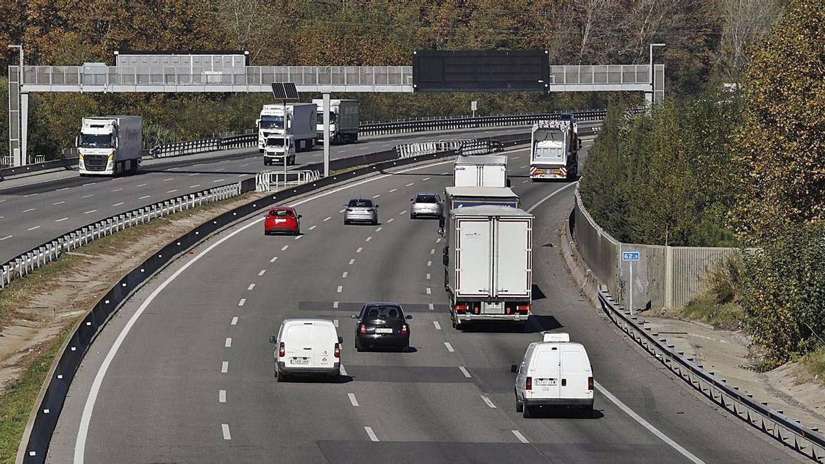 Un tram de l’autopista AP-7 en el seu pas per Salt. | ANIOL RESCLOSA/ARXIU