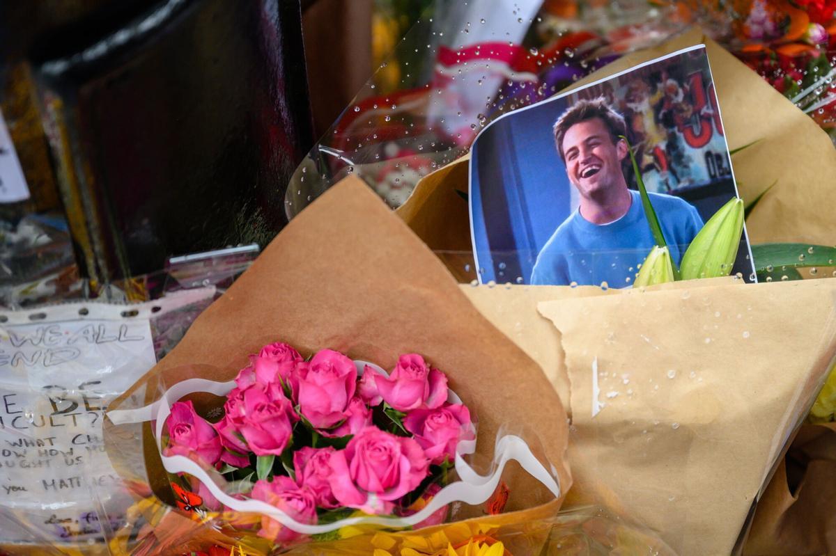 New York (United States), 30/10/2023.- A makeshift memorial for US actor Matthew Perry outside the building shown in exterior shots of the television show 'Friends', in New York, USA, 30 October 2023 (Issued on 31 October 2023). Perry, who played Chandler Bing on NBC's 'Friends' for 10 seasons, was found dead at his Los Angeles home on 30 October, he was 54. (Nueva York) EFE/EPA/Tamas Vasvari HUNGARY OUT. HUNGARY OUT