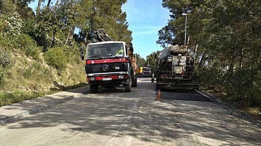 Treballs d&#039;asfaltatge a la carretera Castell de Montagut.