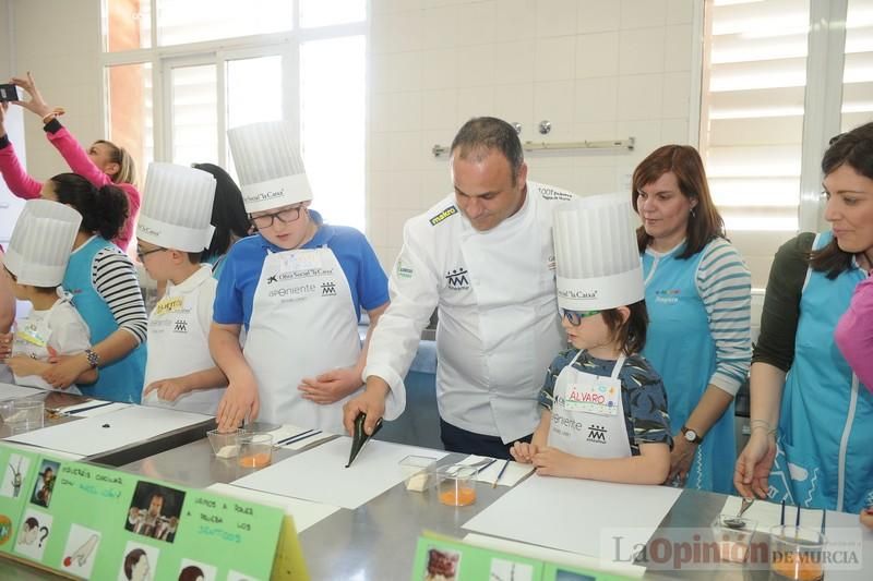 El chef Ángel León imparte en Murcia un taller de cocina para niños con autismo